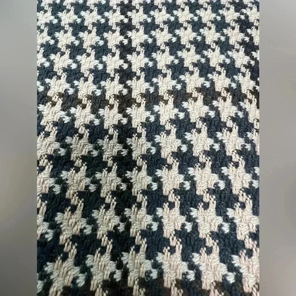 CAbi women's houndstooth tweed zip front cropped jacket
Sz 4 - Picture 10 of 16